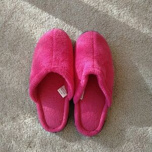 *NWOT* fuchsia terry cloth open-back house slippers.